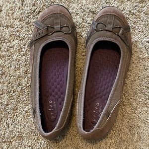 PRIVO slip on sz 10